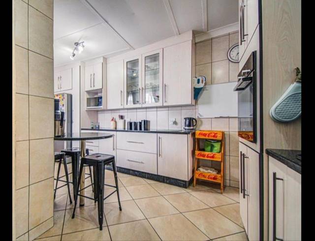 4 BEDROOM HOUSE FOR SALE IN PARKDENE